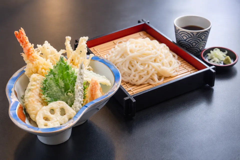 菊新の天ぷらを添えた冷たいそば