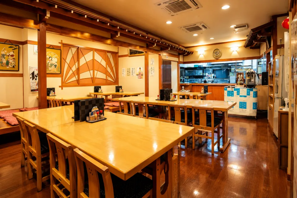 菊新のテーブル席が並ぶ店内