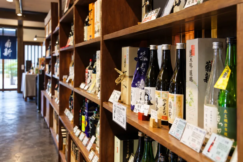 菊新の地酒が並ぶ店内の棚