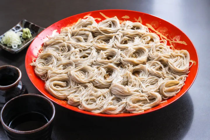 菊新の赤い器に盛られた大名へぎそば