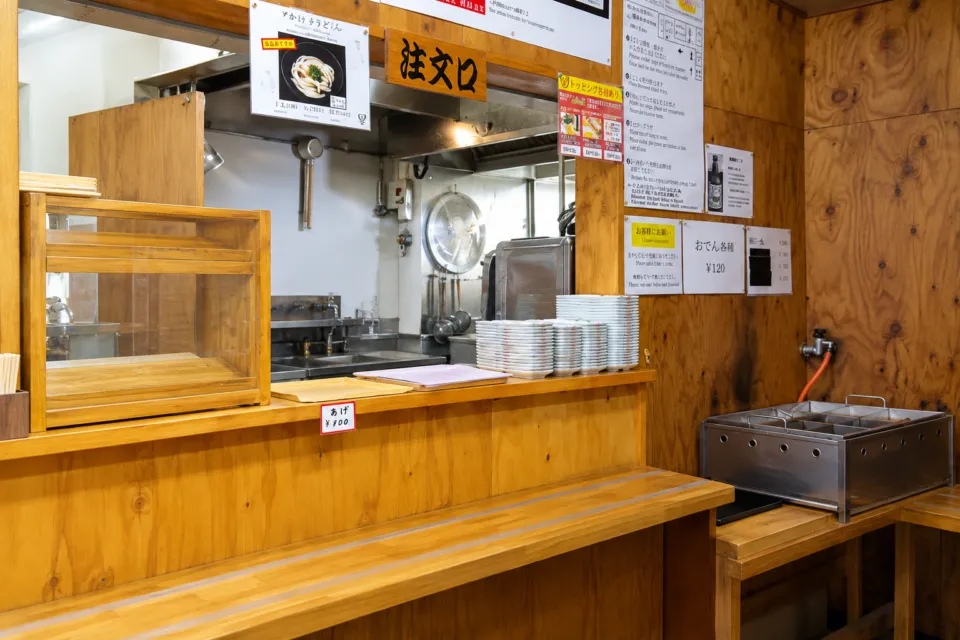 木の崎うどん 直島店の木製の注文カウンターと食器