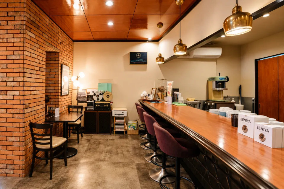 喫茶ベニ屋のレンガ壁とカウンター席