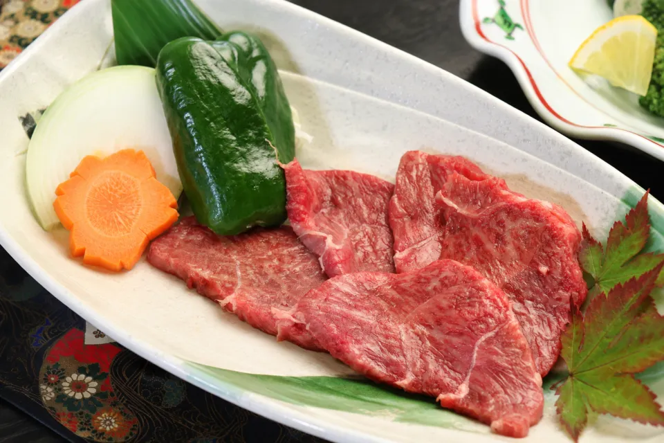北郷温泉 べっぴんの湯の宿 丸新荘の宮崎牛と野菜を盛った皿