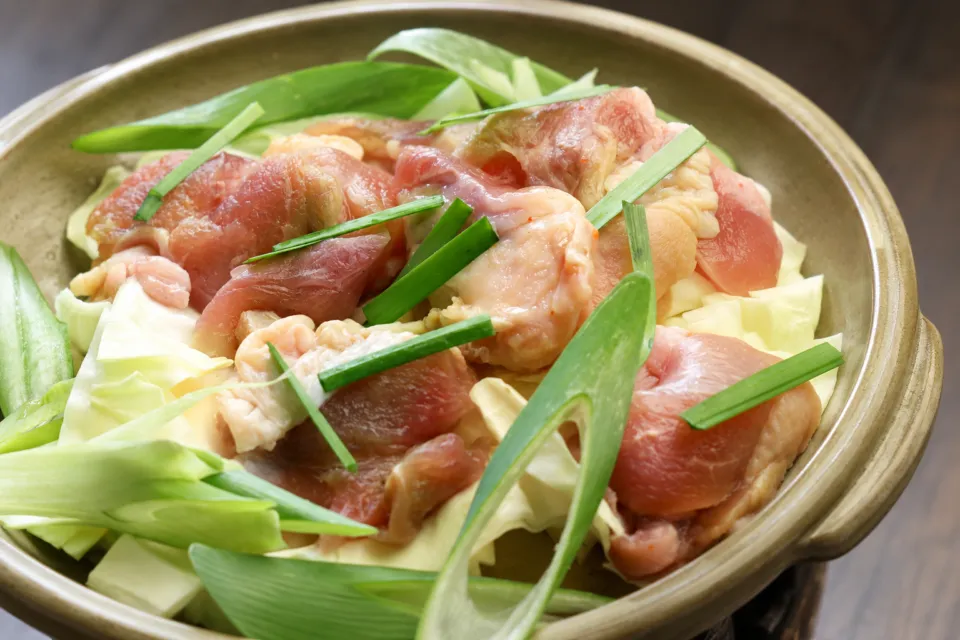 北郷温泉 べっぴんの湯の宿 丸新荘の地鶏と野菜の陶板焼きの一例