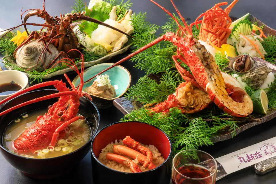 北郷温泉 べっぴんの湯の宿 丸新荘の伊勢海老料理が並ぶ夕食の一例