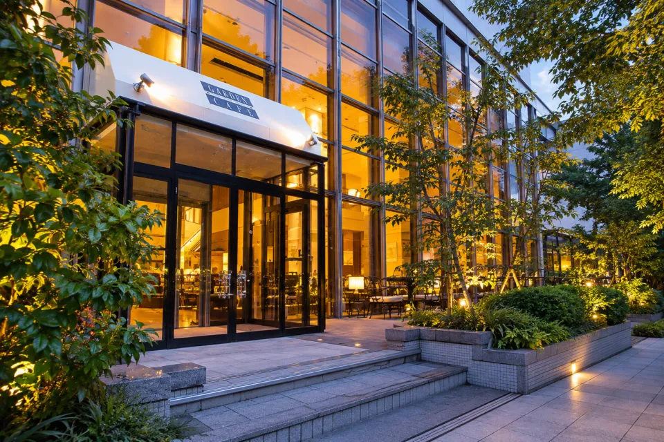 神戸ベイシェラトン ホテル＆タワーズのガーデンカフェのガラス張り外観と植栽
