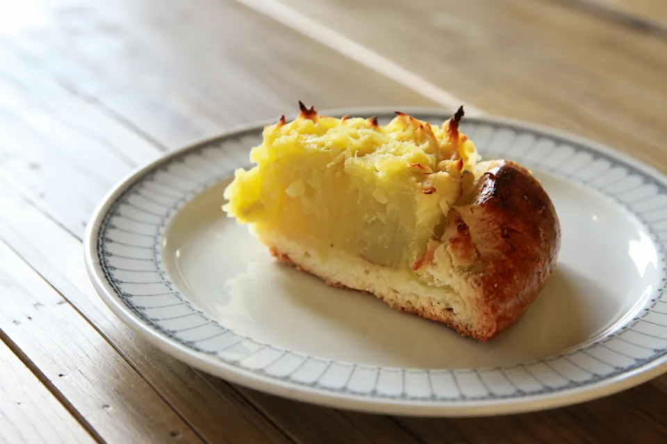 こまめ食堂の金時タルトの一皿