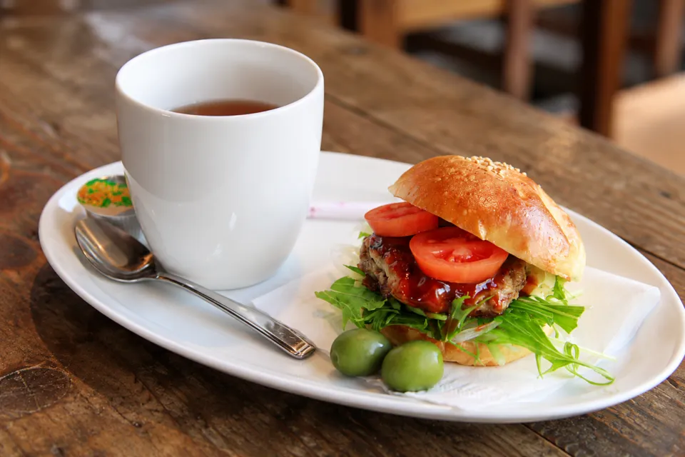 こまめ食堂の小豆島オリーブ牛ハンバーガー