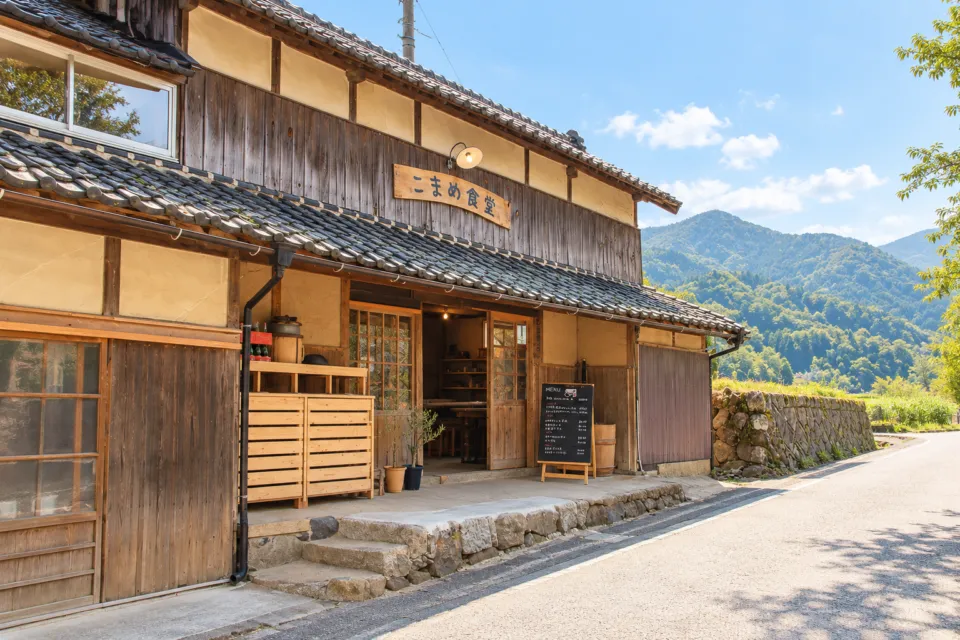 こまめ食堂の木造の店舗外観