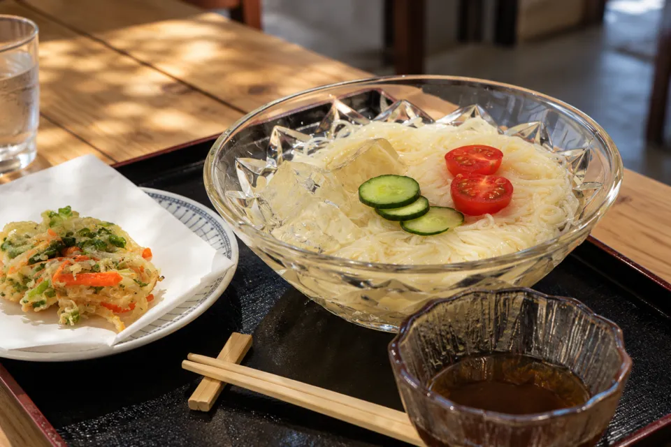 こまめ食堂の小豆島素麺とかき揚げ