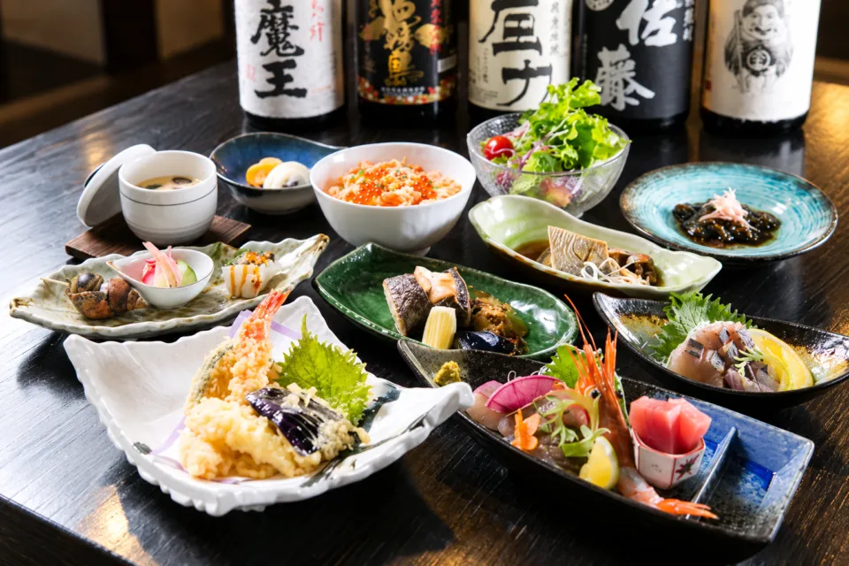 こめ蔵の小鉢や天ぷらと刺身が並ぶ食卓