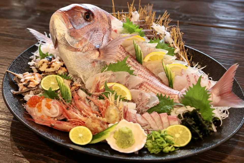 こめ蔵の鯛の姿盛りを含む刺身