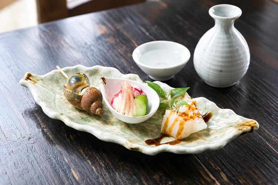 こめ蔵の前菜の長皿と徳利