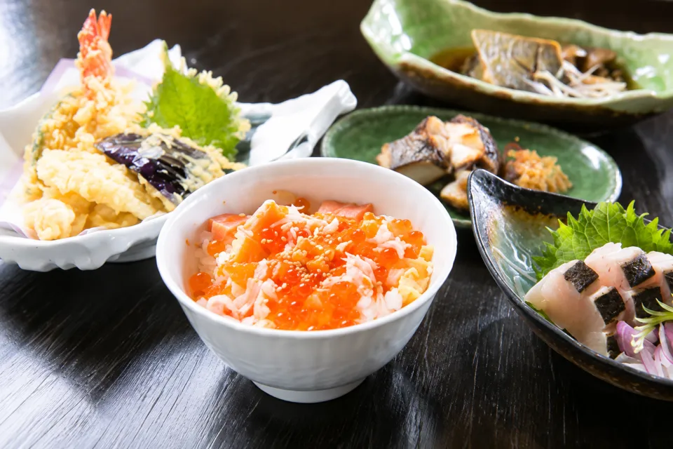 こめ蔵のいくらを添えた小丼