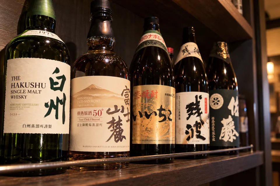 こめ蔵の酒瓶が並ぶ棚