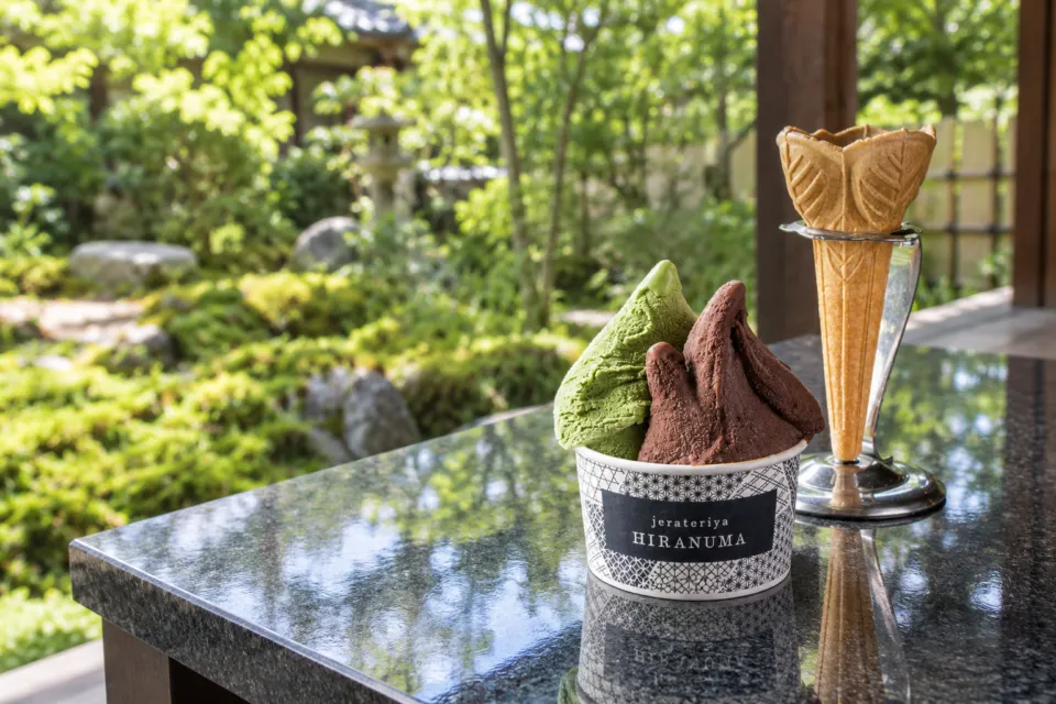 古民家ひらぬまの抹茶とチョコレートのジェラート