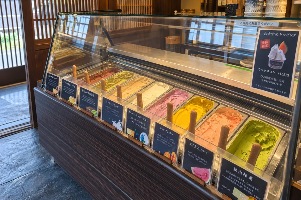 古民家ひらぬまの店頭のジェラートショーケース