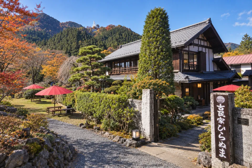 古民家ひらぬまの建物と庭