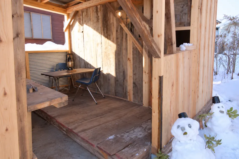 コウボパン 小さじいちの木造小屋のテーブルと椅子