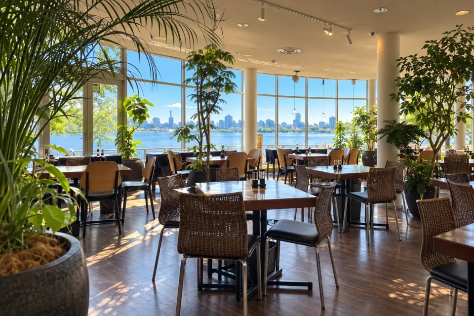 好文cafeの千波湖を望む店内と観葉植物