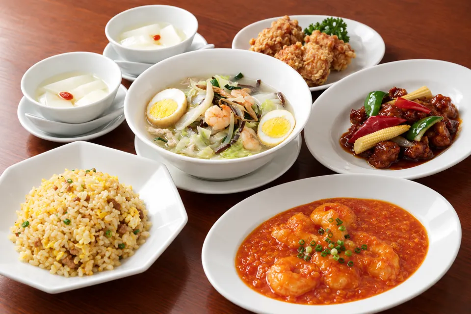 紅蘭亭下通本店の太平燕と炒飯を囲む料理