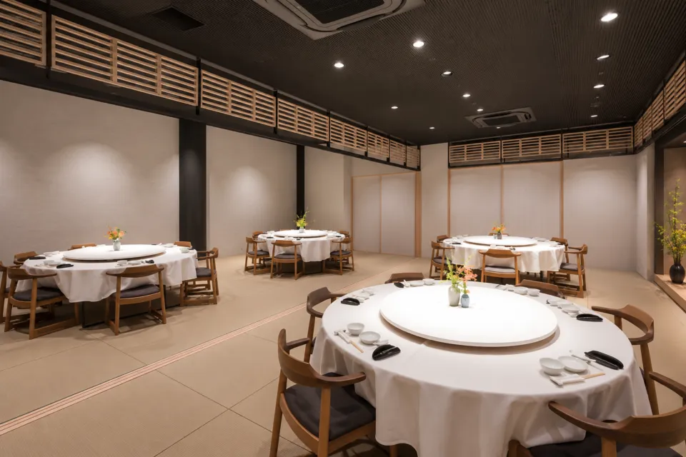 紅蘭亭下通本店の円卓が並ぶ宴会席