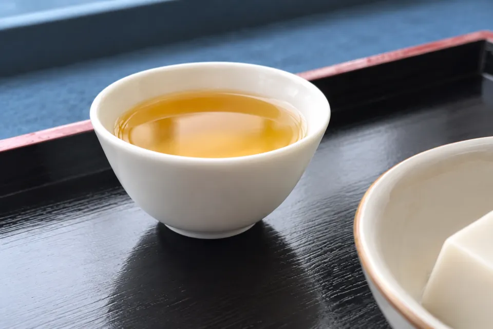胡麻豆腐 濱田屋の白い湯飲みに注がれた上勝阿波晩茶
