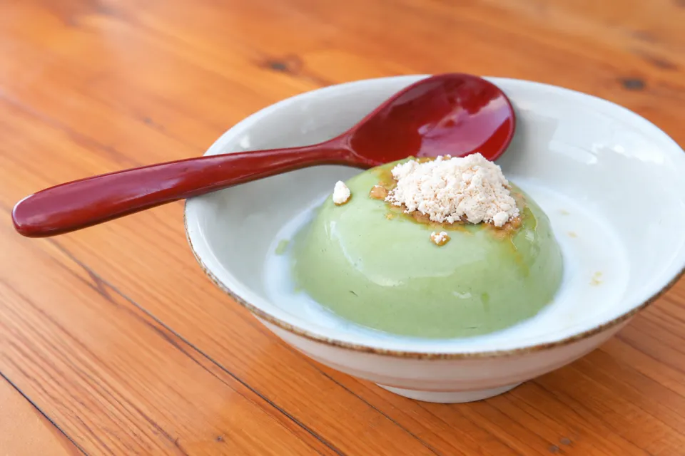 胡麻豆腐 濱田屋の抹茶胡麻豆腐と赤い匙