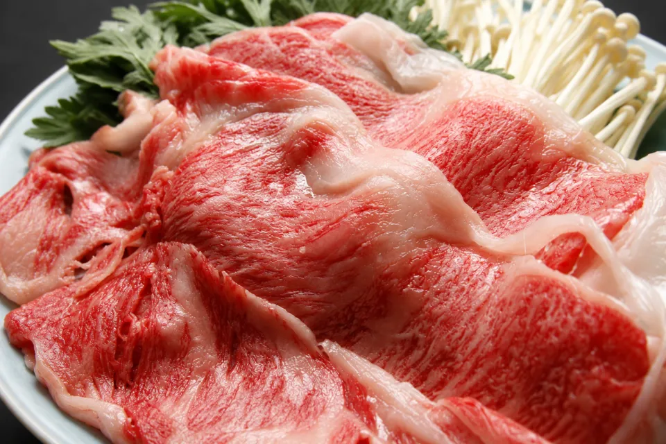 古山閣の皿に盛られた牛肉