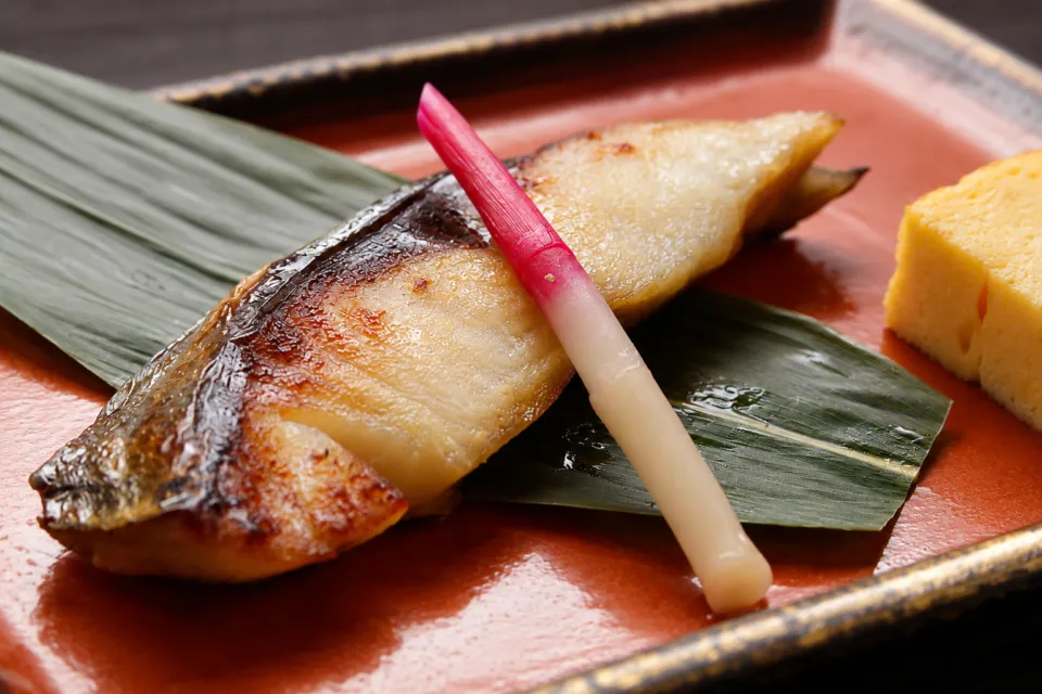 古山閣の焼き魚を盛った皿