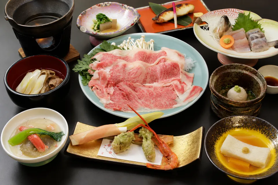 古山閣の牛肉と小鉢を配した食事の一例