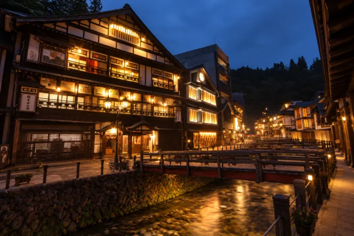 古山閣の温泉街に面する本館の夜の外観