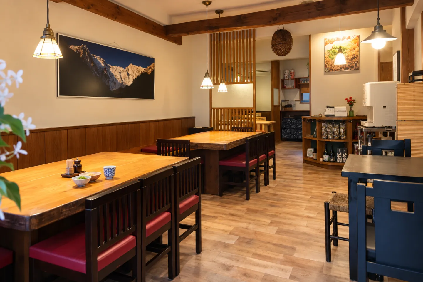 そば処 くぼ田の木のテーブルと椅子が並ぶ店内