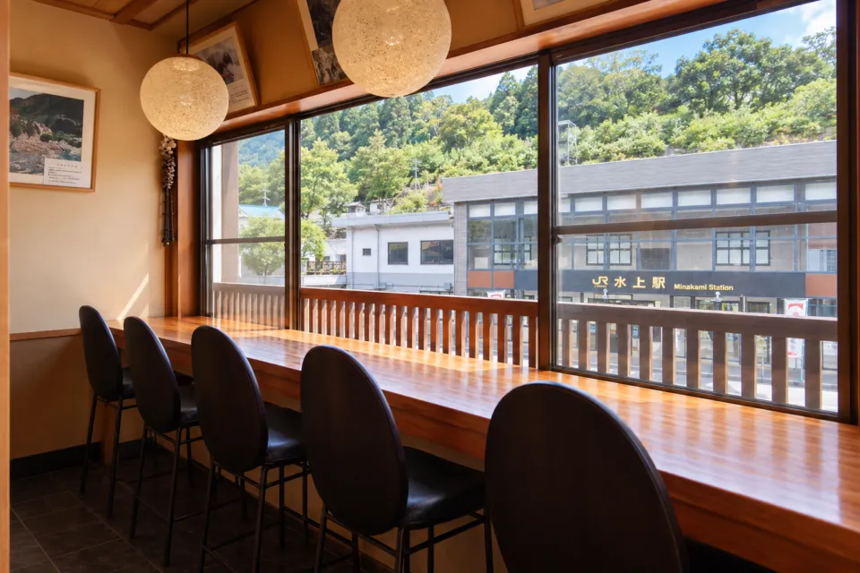 そば処 くぼ田の窓側のカウンター席