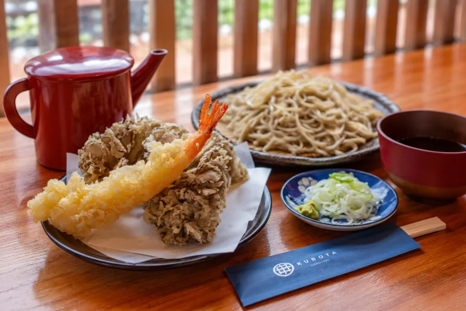 そば処 くぼ田の舞茸と海老の天もり蕎麦