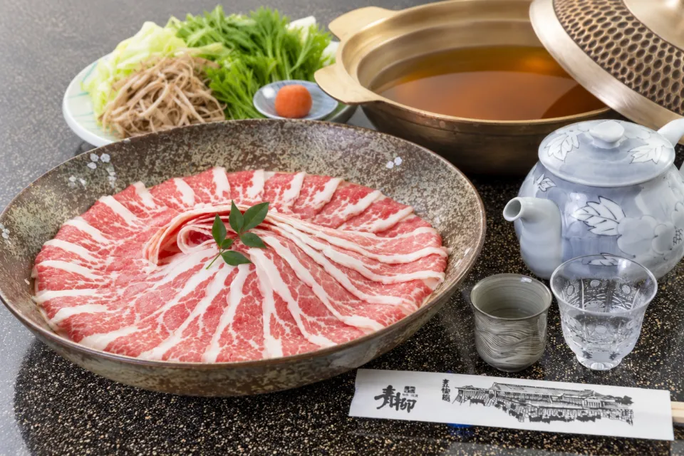 熊本郷土料理 青柳の霜降り肉と野菜・鍋の取り合わせ