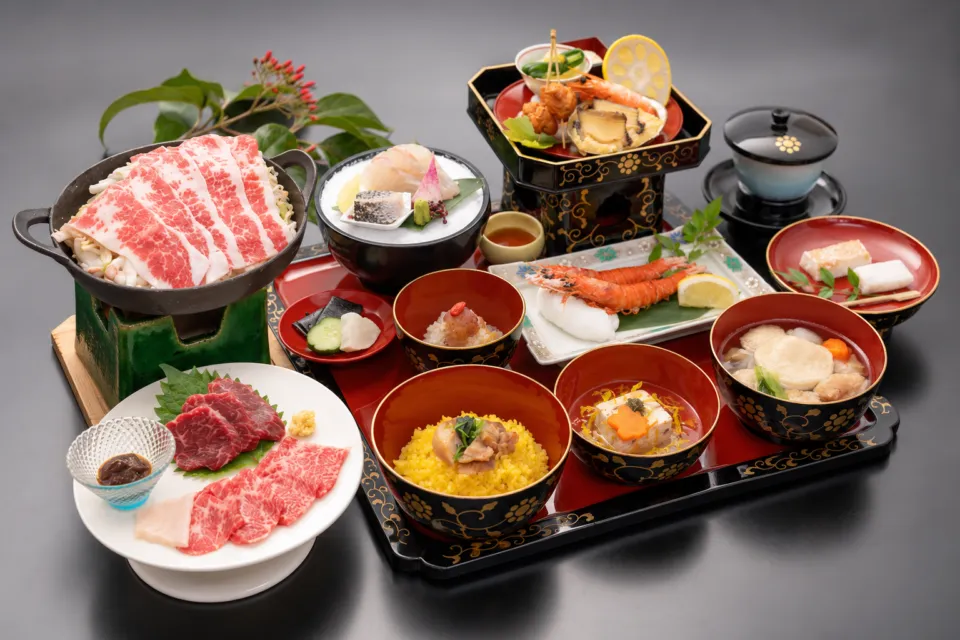 熊本郷土料理 青柳の馬肉の小鍋と車海老を添えた本丸料理