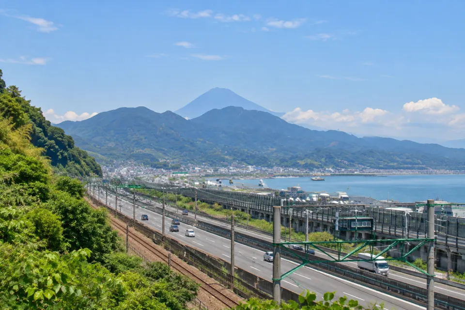 くらさわやの高台から見た駿河湾と富士山の眺め
