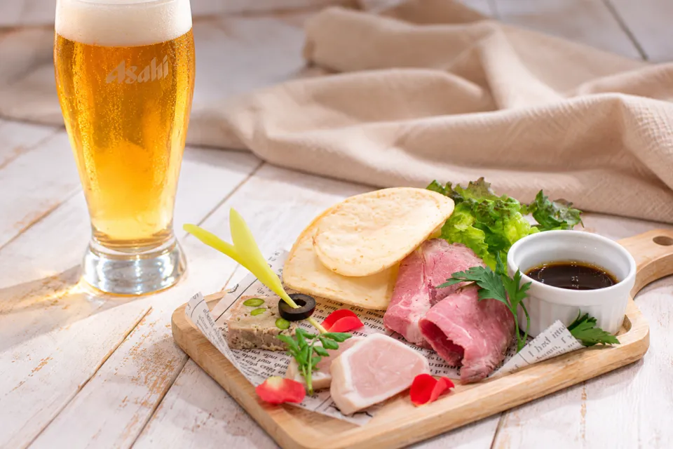 カフェダイニング イルマーレのビールとオードブル