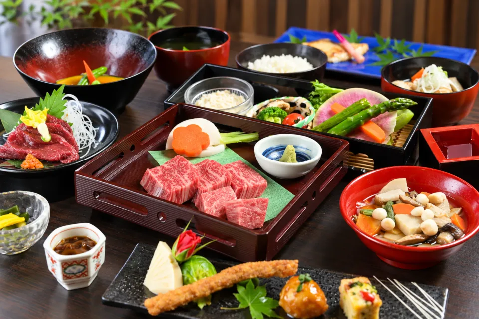 くつろぎ宿 新滝の肉や野菜、小鉢を盛り付けた会津の夕食膳
