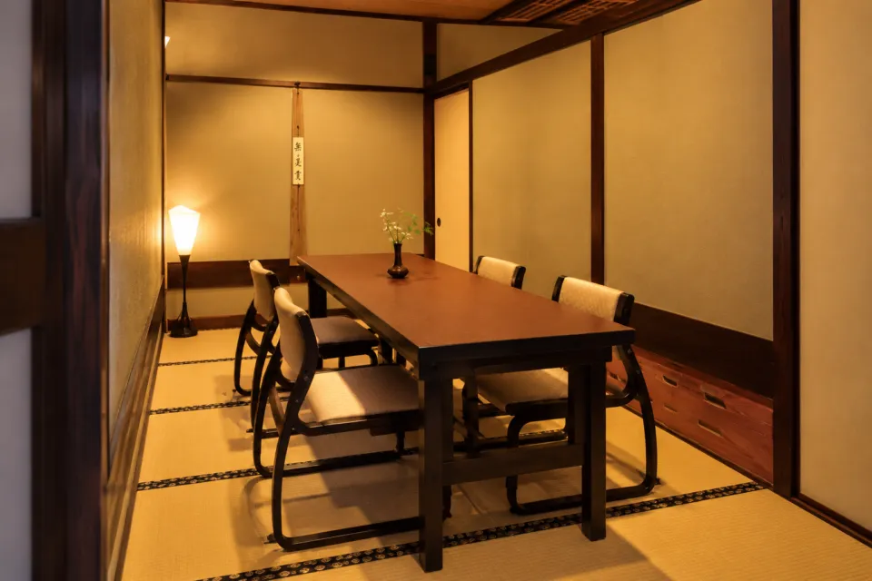 桑名 丁子屋の一階の畳いす席
