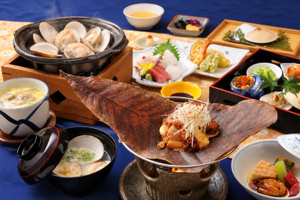 桑名 丁子屋の蛤料理を含む会席の料理全景