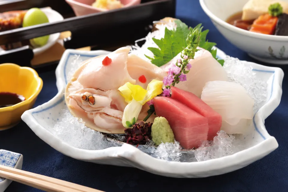 桑名 丁子屋の蛤を含む刺身の盛り合わせ
