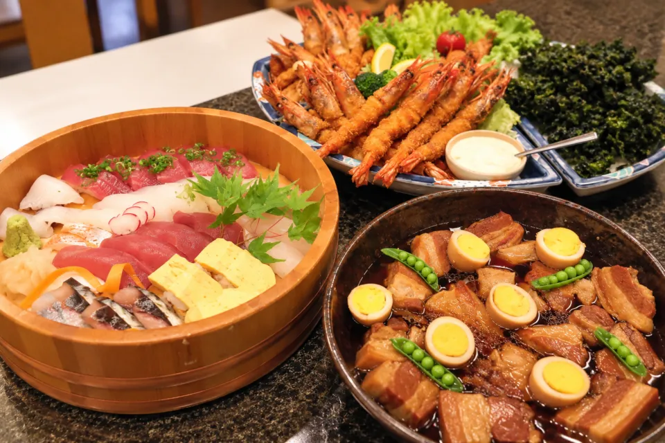 郷土料理花ぜんの皿鉢など仕出し料理の盛り付け