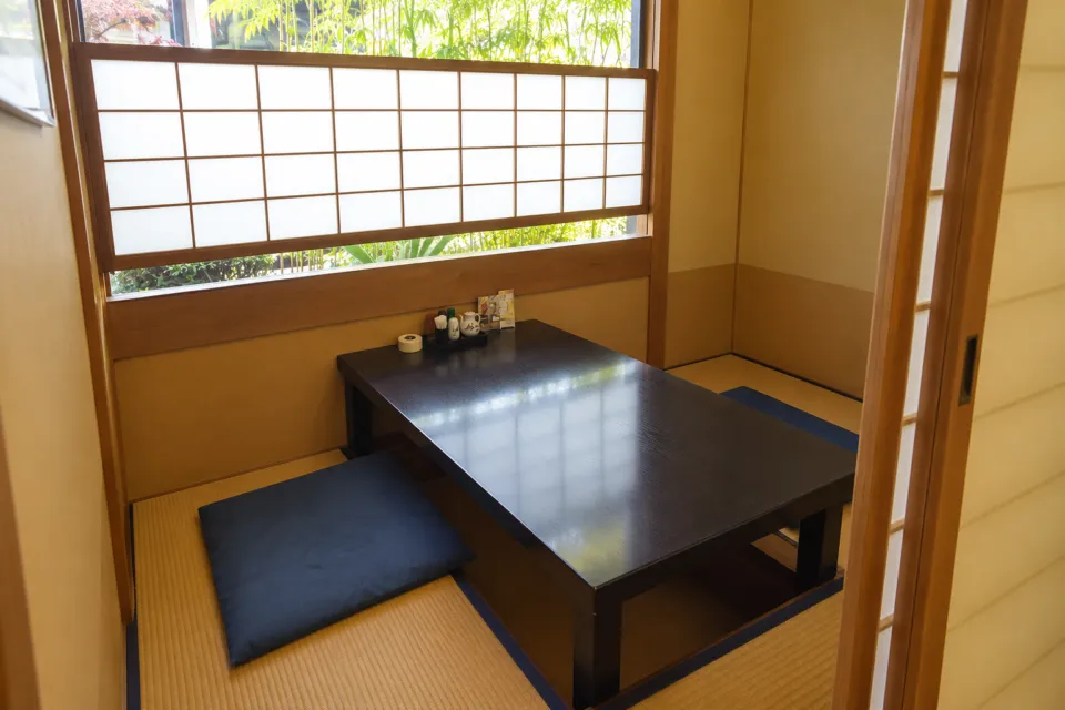郷土料理花ぜんの障子窓に面した個室