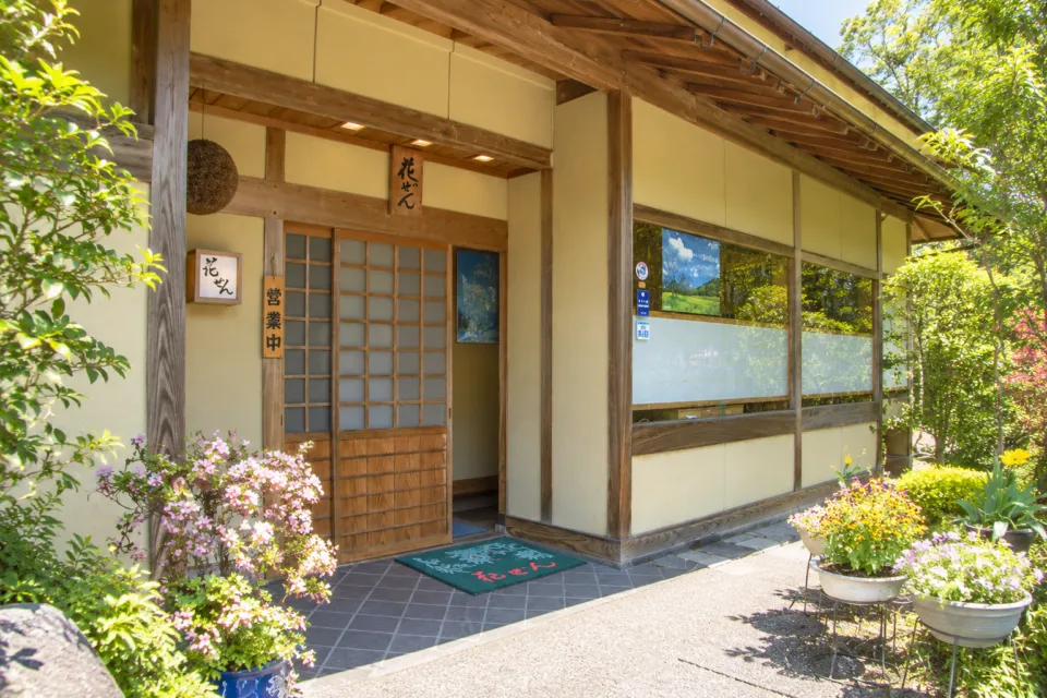 郷土料理花ぜんの木の扉がある店舗入口