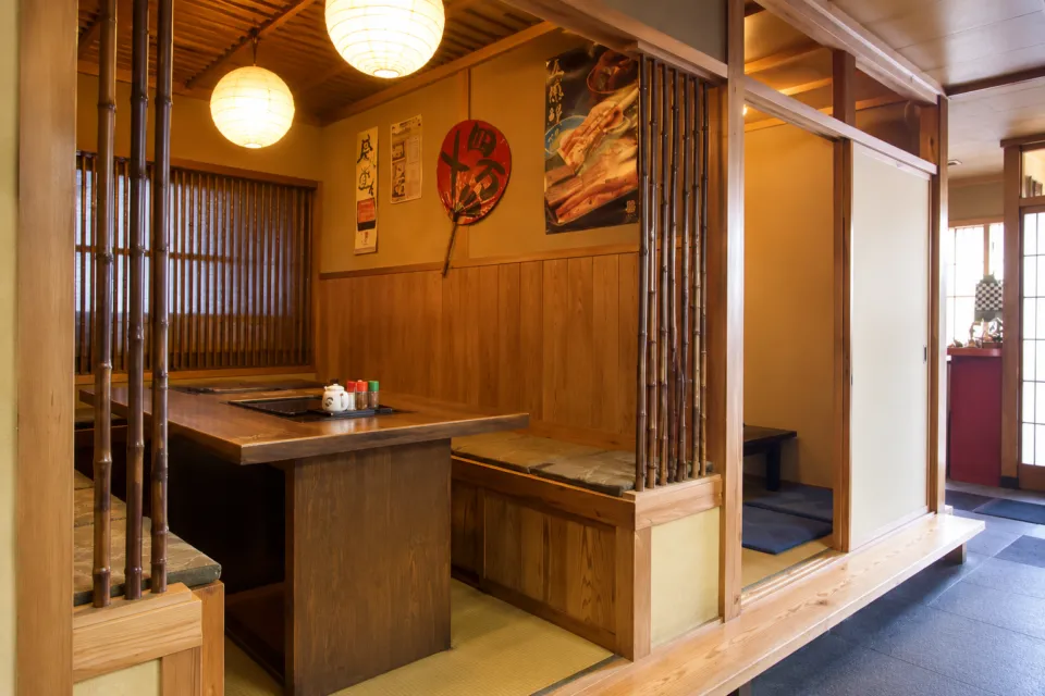 郷土料理花ぜんの腰掛けられるいろり席