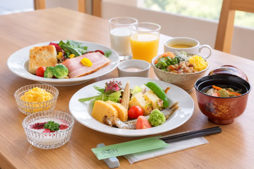 休暇村裏磐梯の小鉢とパンを盛り付けた朝食