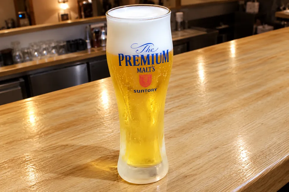 ラ・ポストのグラスに注がれたビール