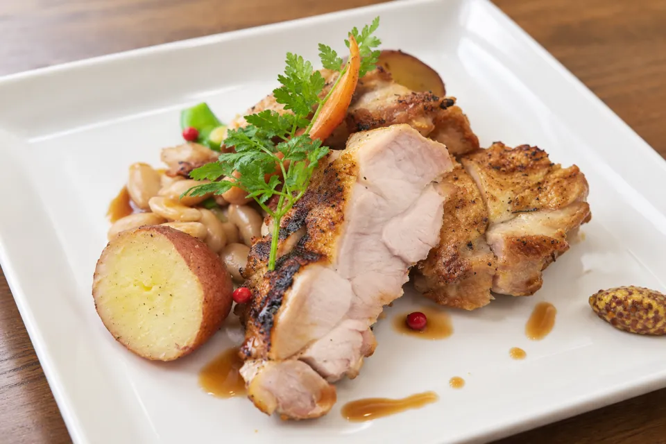 ラ・ポストの鶏肉の炭火焼きと付け合わせ